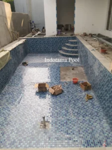 5 Metode Pemasangan Mozaik Kolam Renang Anti Retak